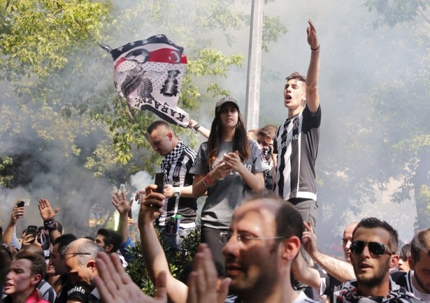 Beşiktaş taraftarı kutlamalara erken başladı 45