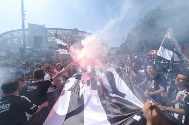 Beşiktaş taraftarı kutlamalara erken başladı 46