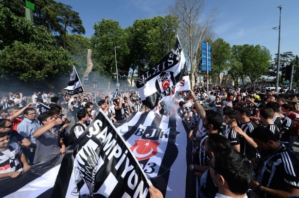 Beşiktaş taraftarı kutlamalara erken başladı 49