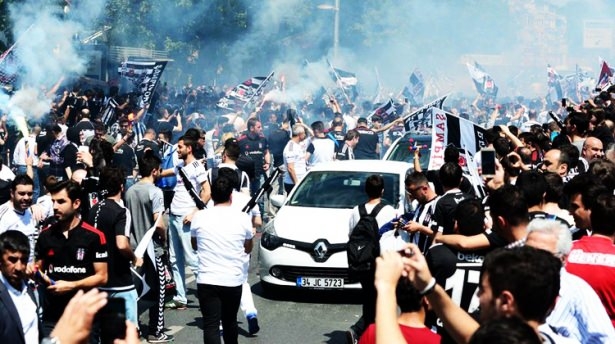 Beşiktaş taraftarı kutlamalara erken başladı 53