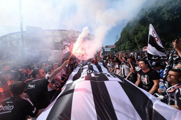 Beşiktaş taraftarı kutlamalara erken başladı 54