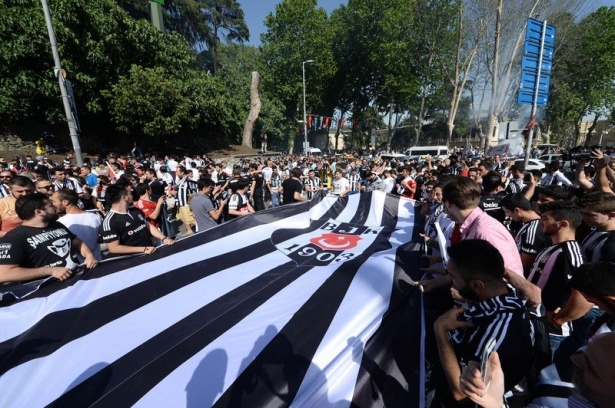 Beşiktaş taraftarı kutlamalara erken başladı 57