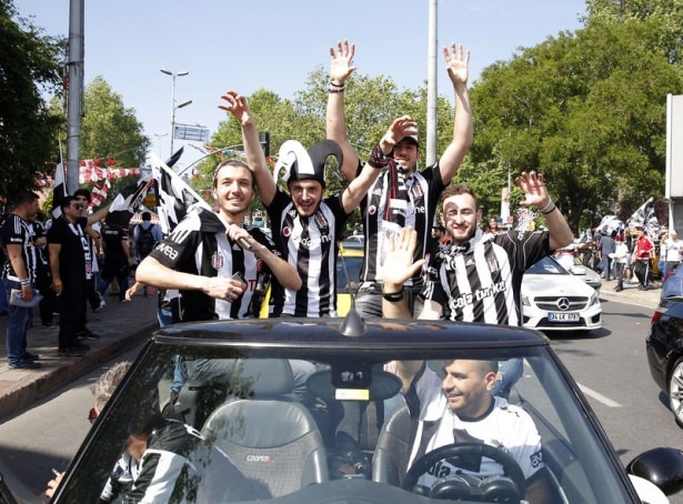 Beşiktaş taraftarı kutlamalara erken başladı 59