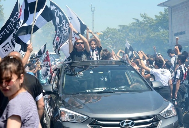 Beşiktaş taraftarı kutlamalara erken başladı 6