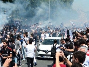 Beşiktaş taraftarı kutlamalara erken başladı