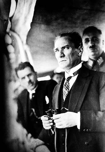 Görmediğiniz kareleriyle 'Atatürk' 52