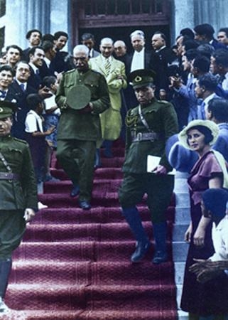 Görmediğiniz kareleriyle 'Atatürk' 77