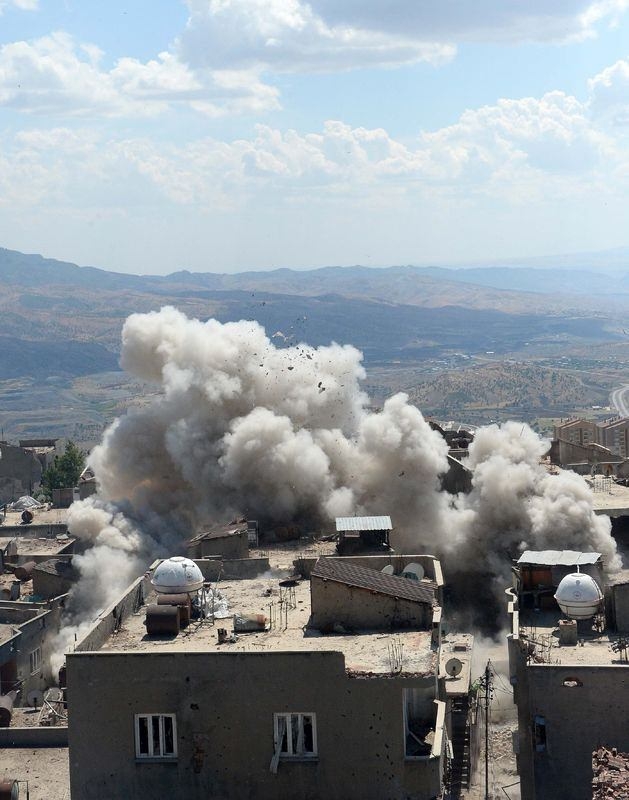 PKK'nın 'Patlayıcı imalathanesi' imha edildi 9