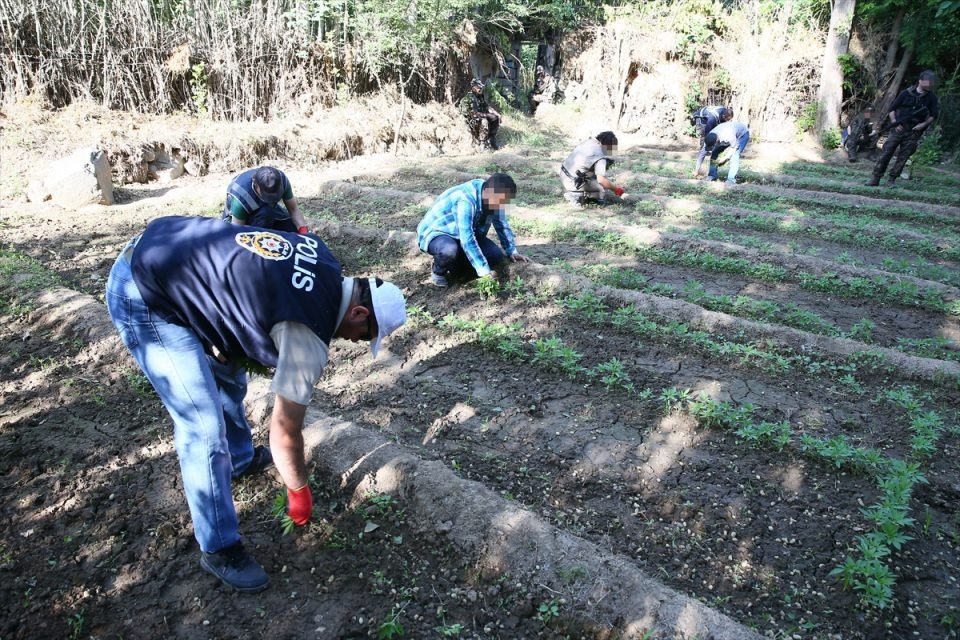Elleriyle didik didik aradılar 14
