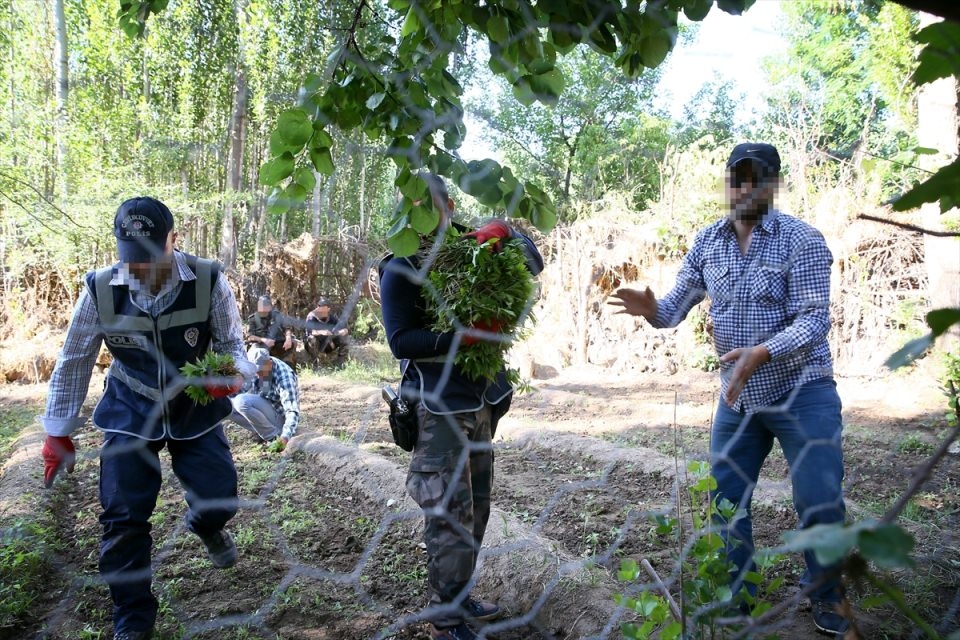 Elleriyle didik didik aradılar 17