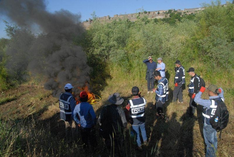 Elleriyle didik didik aradılar 19