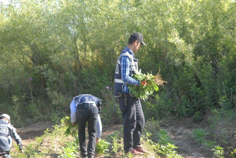 Elleriyle didik didik aradılar 27