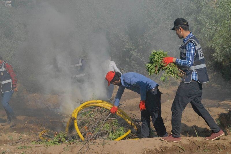 Elleriyle didik didik aradılar 32