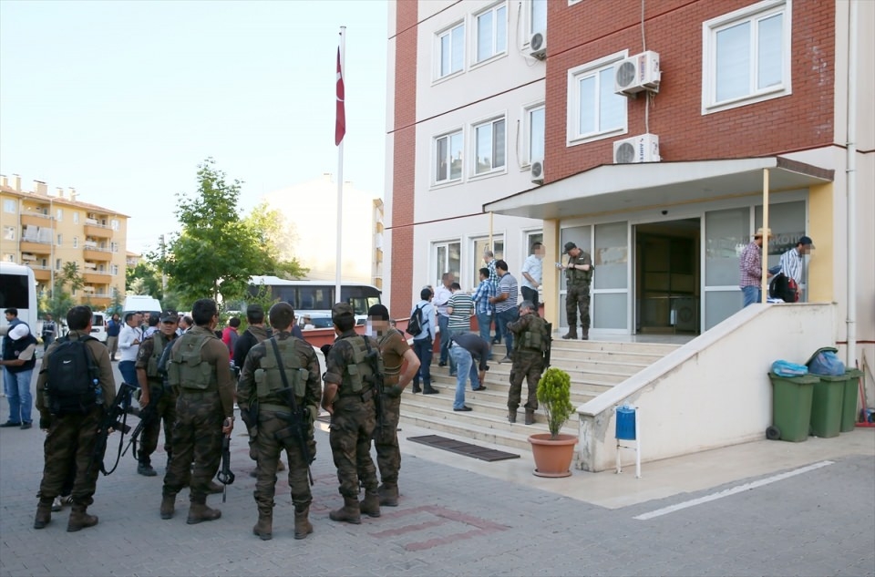 Elleriyle didik didik aradılar 35