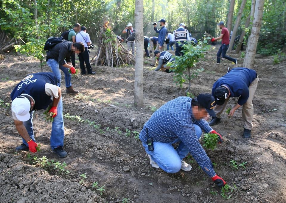 Elleriyle didik didik aradılar 9