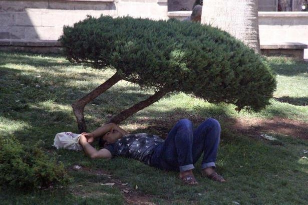 Yüksekovalılar ilk iftarı çadırda açtı 15