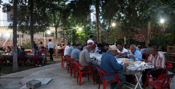 Yüksekovalılar ilk iftarı çadırda açtı 19