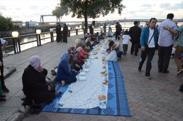 Yüksekovalılar ilk iftarı çadırda açtı 23