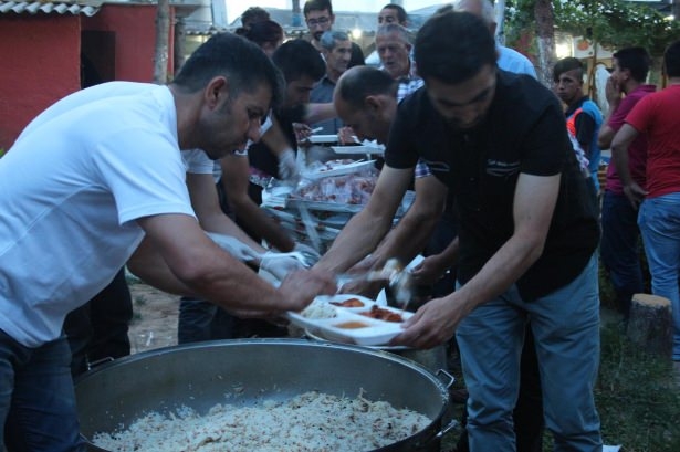 Yüksekovalılar ilk iftarı çadırda açtı 24