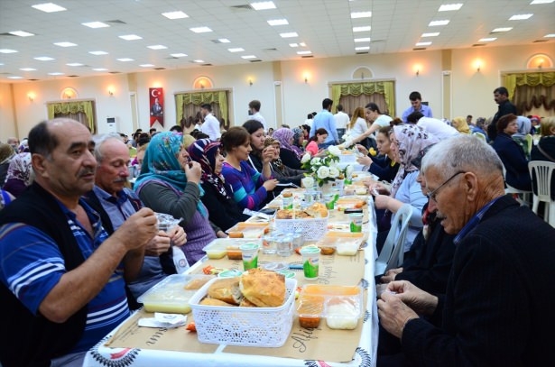 Yüksekovalılar ilk iftarı çadırda açtı 27