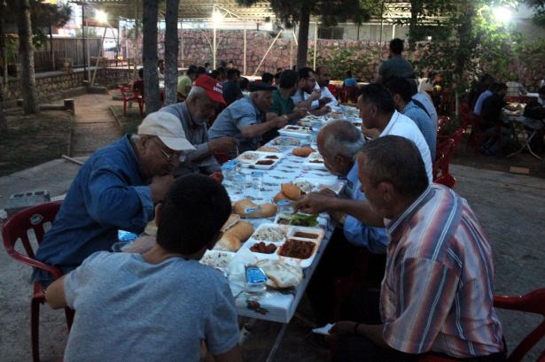 Yüksekovalılar ilk iftarı çadırda açtı 29