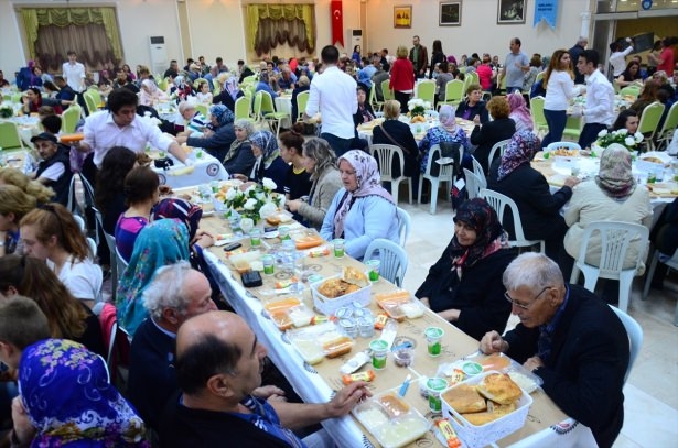 Yüksekovalılar ilk iftarı çadırda açtı 30