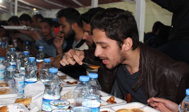 Yüksekovalılar ilk iftarı çadırda açtı 31