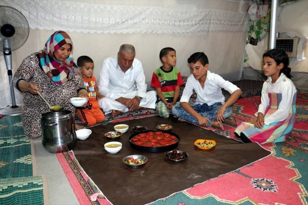 Yüksekovalılar ilk iftarı çadırda açtı 35