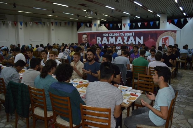 Yüksekovalılar ilk iftarı çadırda açtı 36