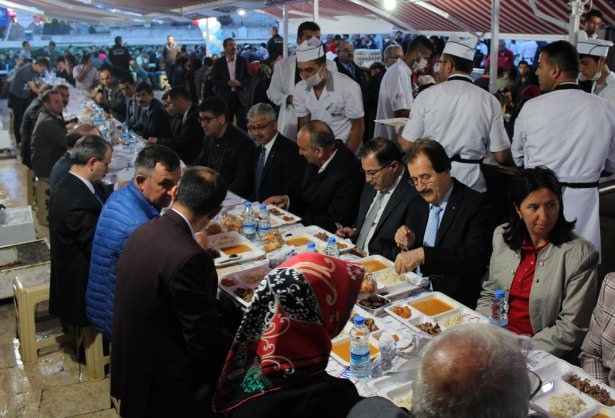 Yüksekovalılar ilk iftarı çadırda açtı 38