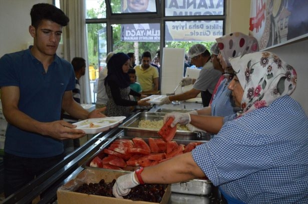 Yüksekovalılar ilk iftarı çadırda açtı 39