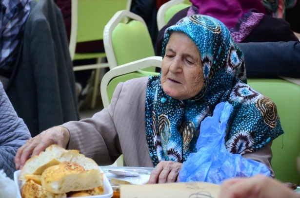 Yüksekovalılar ilk iftarı çadırda açtı 40