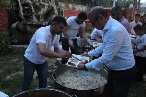 Yüksekovalılar ilk iftarı çadırda açtı 41