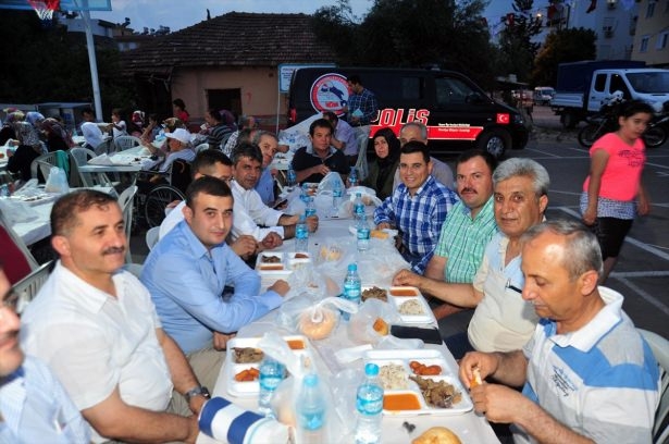 Yüksekovalılar ilk iftarı çadırda açtı 42