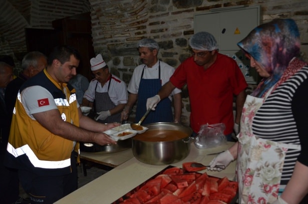 Yüksekovalılar ilk iftarı çadırda açtı 43