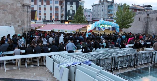 Yüksekovalılar ilk iftarı çadırda açtı 44