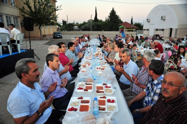 Yüksekovalılar ilk iftarı çadırda açtı 46
