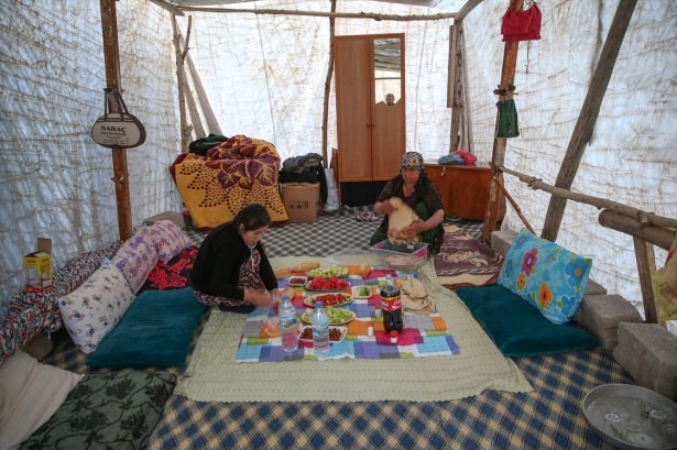 Yüksekovalılar ilk iftarı çadırda açtı 47