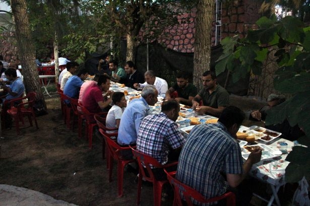 Yüksekovalılar ilk iftarı çadırda açtı 52