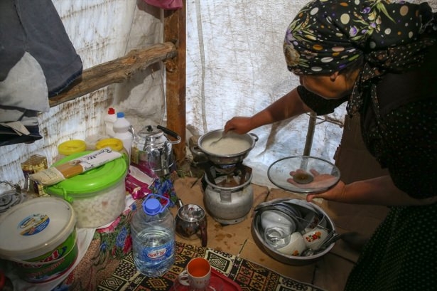 Yüksekovalılar ilk iftarı çadırda açtı 53