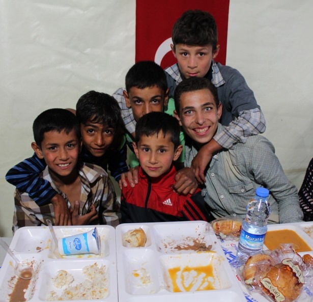 Yüksekovalılar ilk iftarı çadırda açtı 54