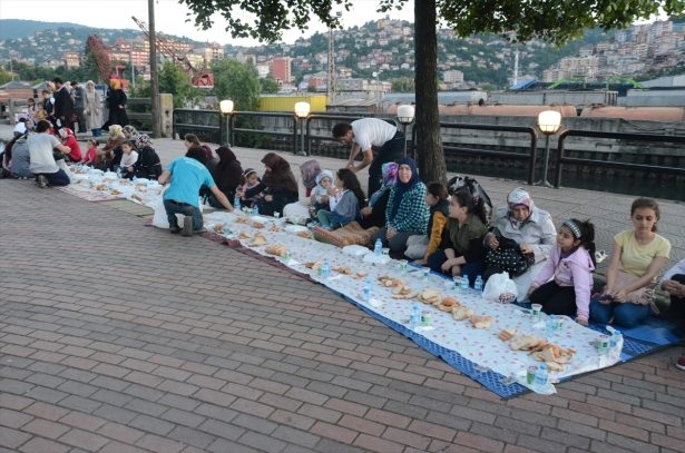 Yüksekovalılar ilk iftarı çadırda açtı 56