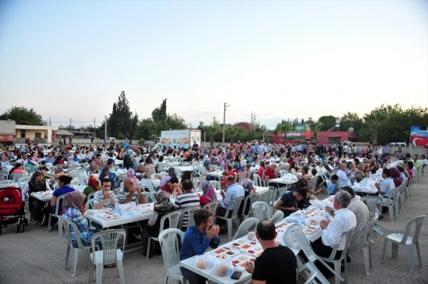 Yüksekovalılar ilk iftarı çadırda açtı 57