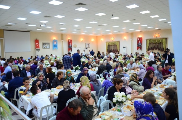 Yüksekovalılar ilk iftarı çadırda açtı 60