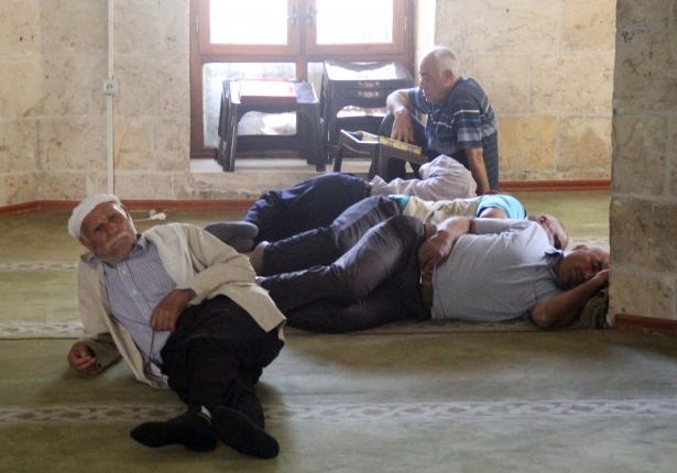 Yüksekovalılar ilk iftarı çadırda açtı 7