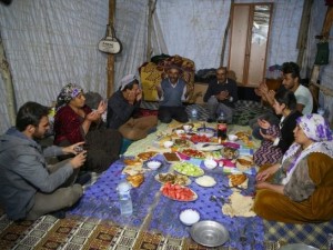 Yüksekovalılar ilk iftarı çadırda açtı