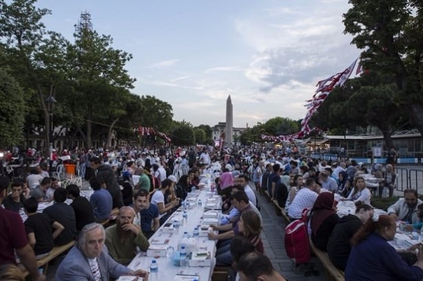 Aynı sofrada 15 bin kişi 10