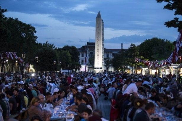 Aynı sofrada 15 bin kişi 11