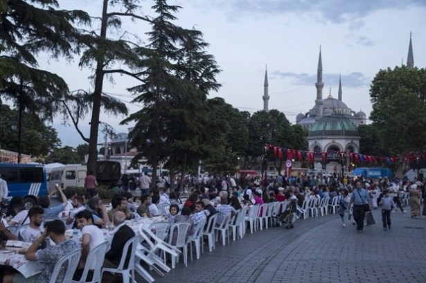 Aynı sofrada 15 bin kişi 12