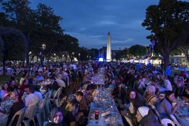 Aynı sofrada 15 bin kişi 13